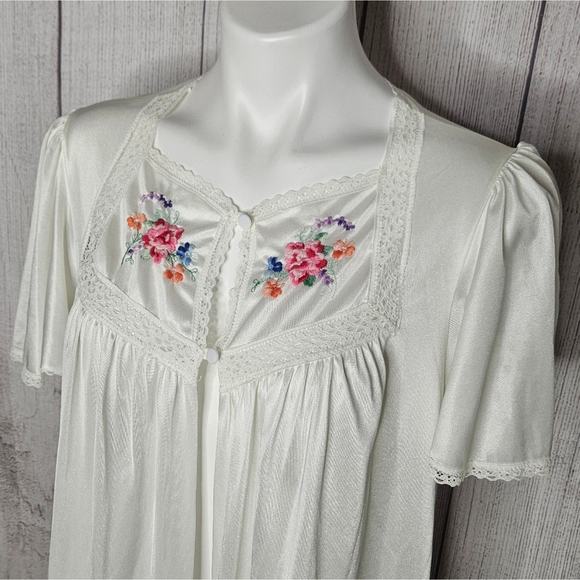 Vintage 70s Sears White Nylon Nightgown with Floral Embroidery, size Medium - Picture 3 of 9